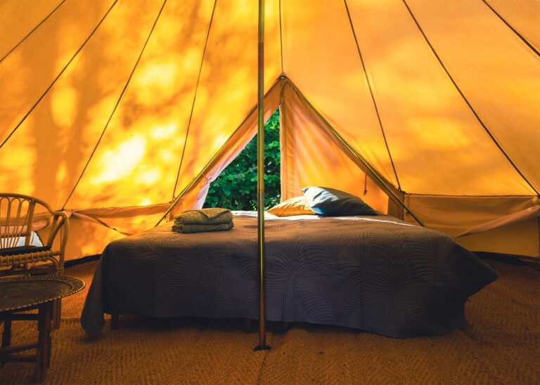 Bjarkagård på Österlen inuti glampingtält marrakech