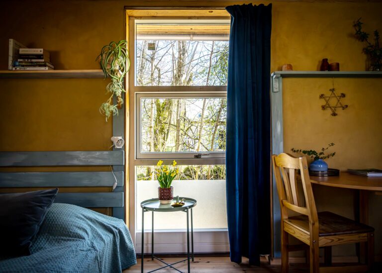 Bjarkagård på Österlen säng fönster matplats tiny house