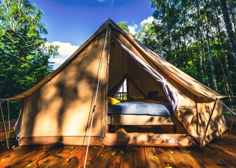 Bjarkagård på Österlen med glampingtältet solplätten