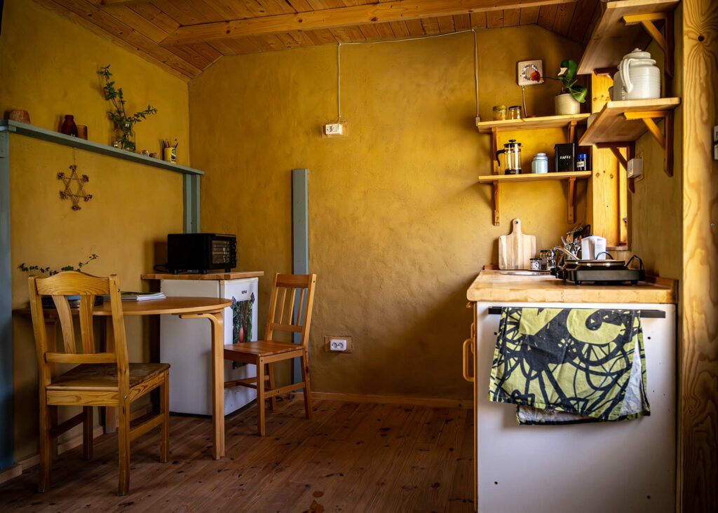 Bjarkagård på Österlen tiny house kök och matplats